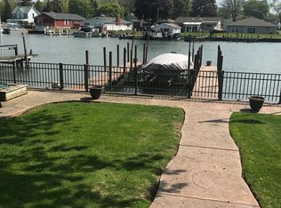 30447 E Pointe Dr, Gibraltar, MI 48173