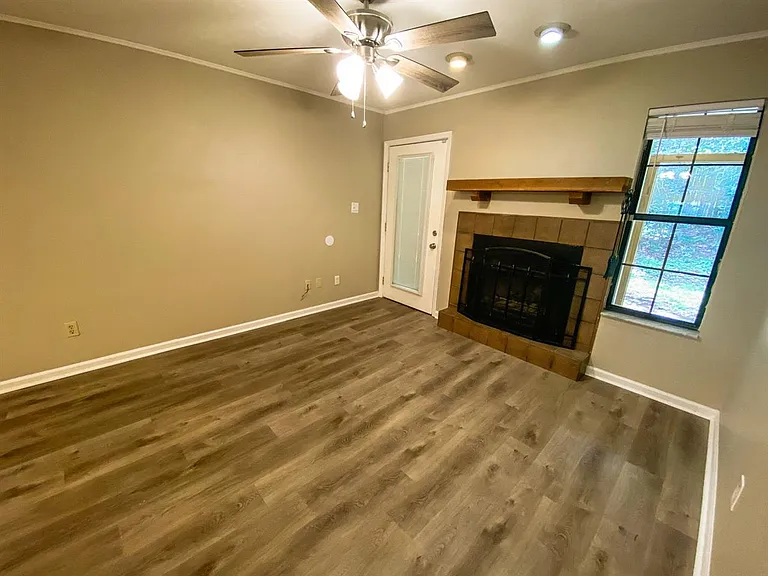 1104 Green Tree Ct #E — Photo 24