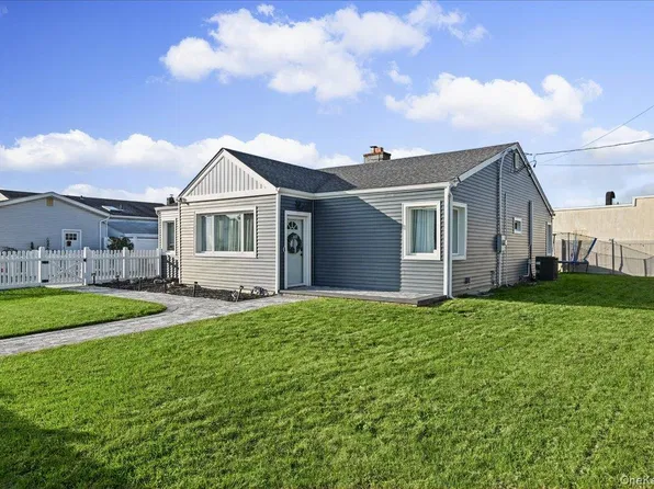 865 N Broadway, Massapequa, NY 11758
