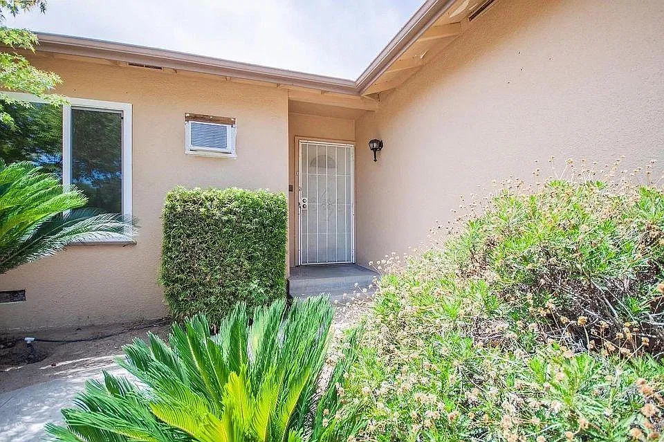 3 bed, 1011 sqft, $2,000 — Photo 2