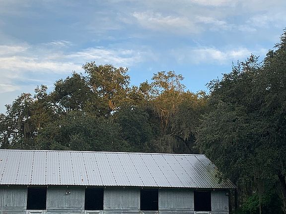 7 stall barn with apartment