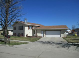 2306 W Fallcreek Ct, Grand Forks, ND 58201