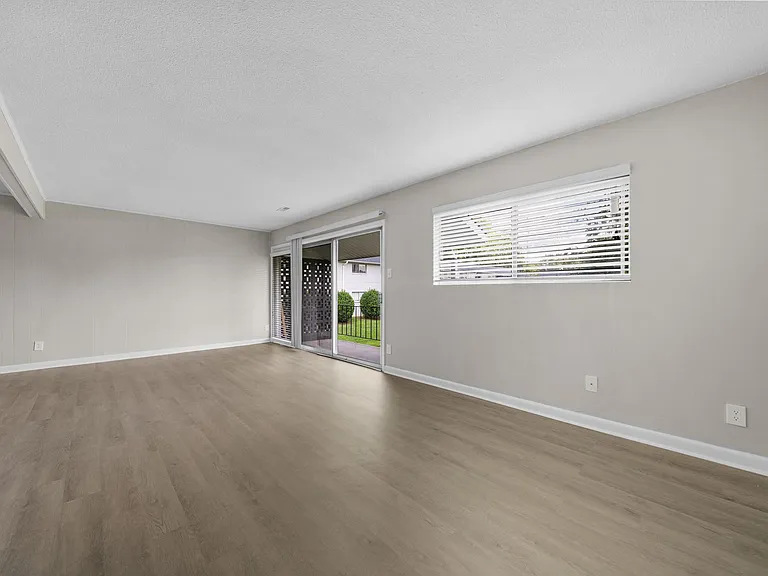 Monarch Apartments — Photo 11