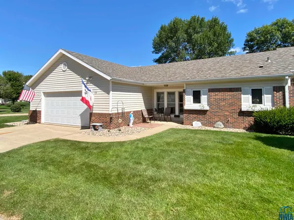 19 Park Village Ct, Le Mars, IA 51031