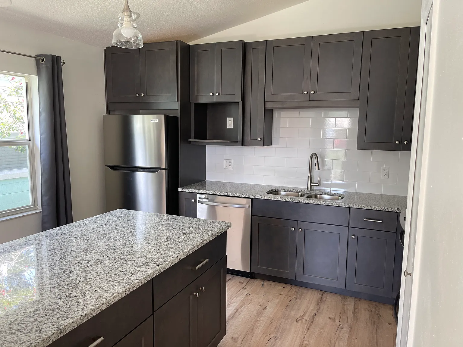 3 bed, 1355 sqft, $2,200 — Photo 4
