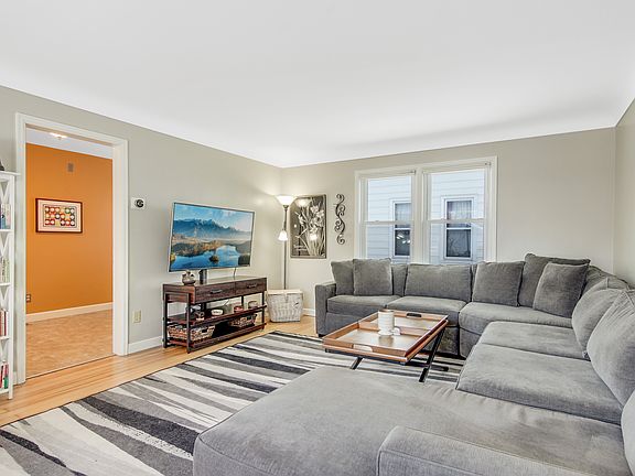 4th image of 2449 31st Ave S