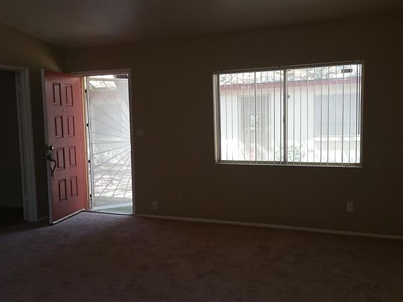 5th image of 904 W Laguna Dr