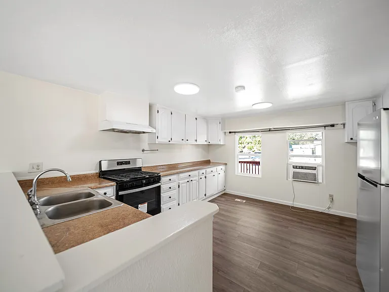 562 Eastwood Dr — Photo 15