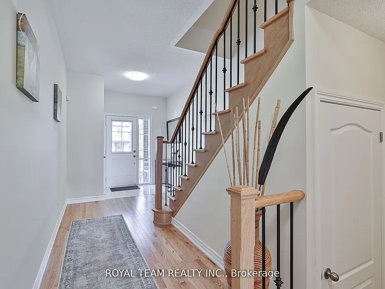 1246 Peelar Cres — Photo 3
