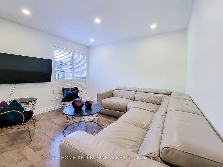 2374 Baintree Cres — Photo 8