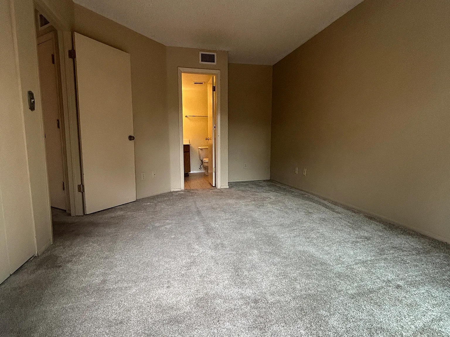 2 bed, 1270 sqft, $1,975 — Photo 3