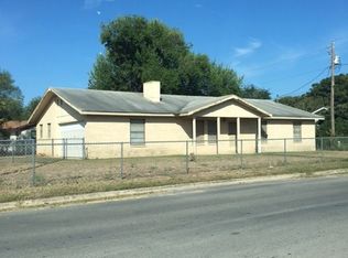 305 S 4th St, Uvalde, TX 78801