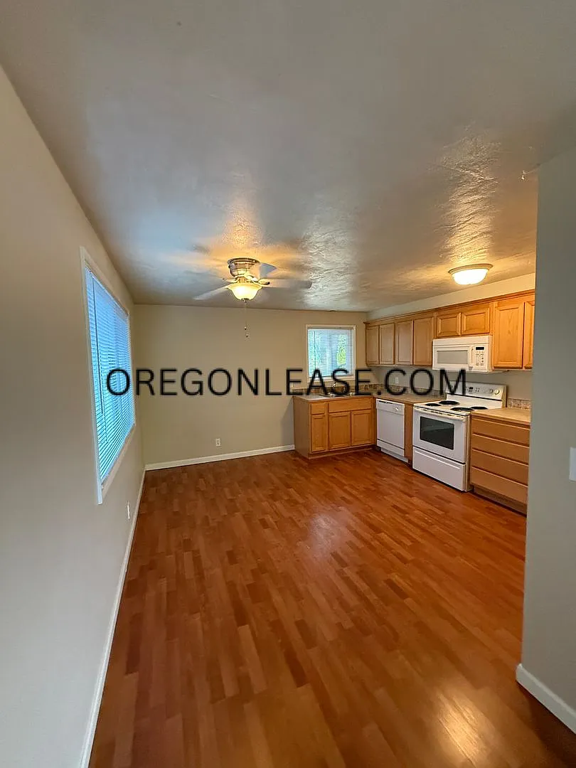 2 bedroom apartment unit with in unit laundry — Photo 1