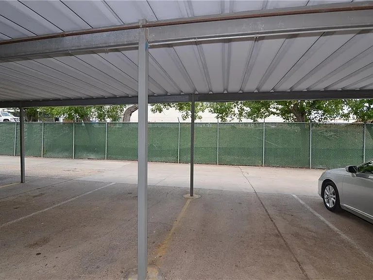 4945 N Hall St — Photo 15