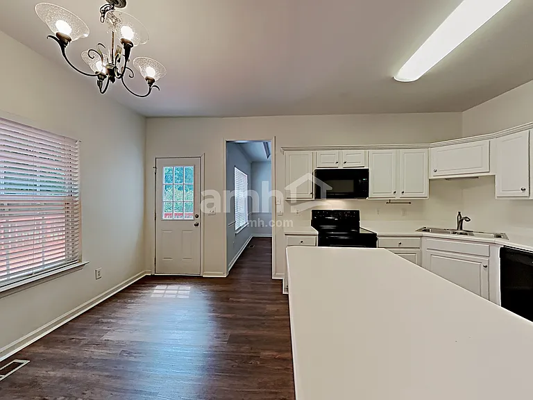 1513 Cardinal Ln — Photo 4