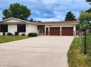 2216 23rd Ave SW, Minot, ND 58701