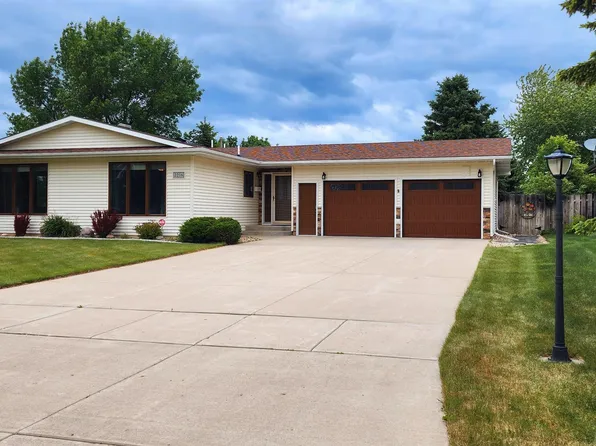 2216 23rd Ave SW, Minot, ND 58701