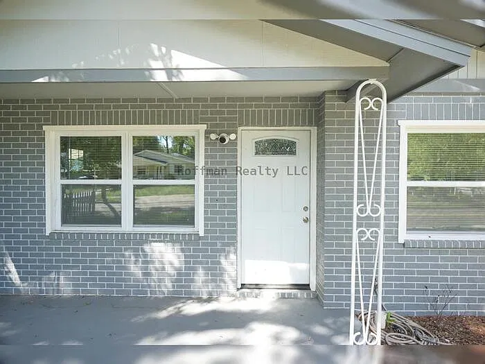 3 bed, 1.0 bath, 922 sqft, $1,800 — Photo 2