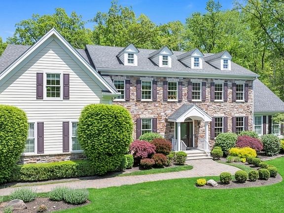 3rd image of 28 Arbor Rd