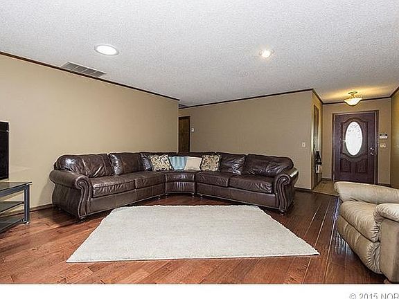 4th image of 550 W 10th Ave