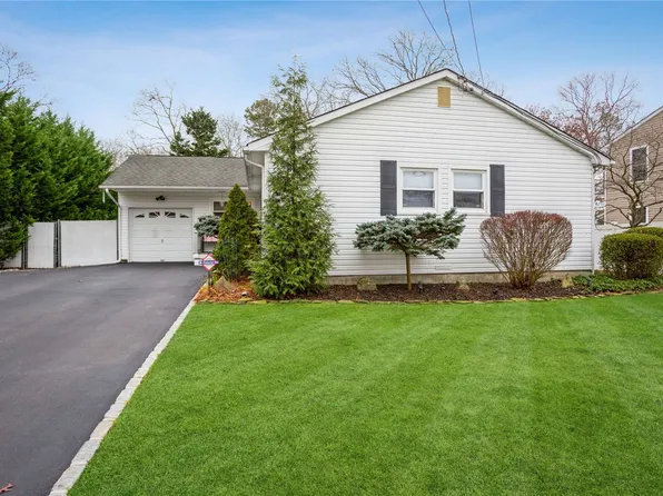 420 Alphabet St, Holbrook, NY 11741