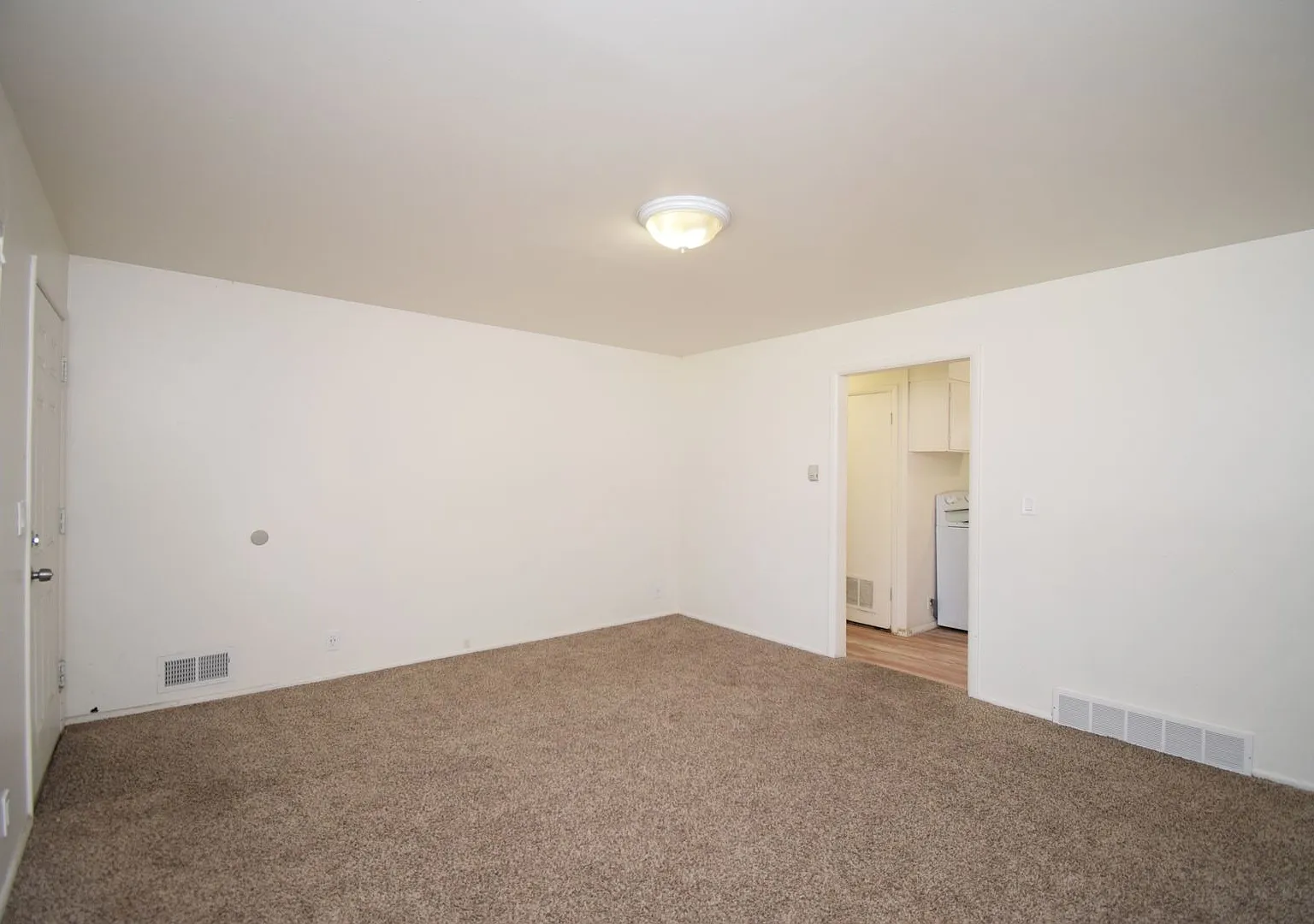 Charming 2 Bed Unit in Peaceful, Quiet Millcreek!! — Photo 3