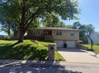 1807 Safari Dr, Saint Joseph, MO 64506