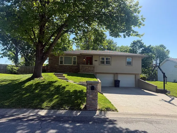 1807 Safari Dr, Saint Joseph, MO 64506