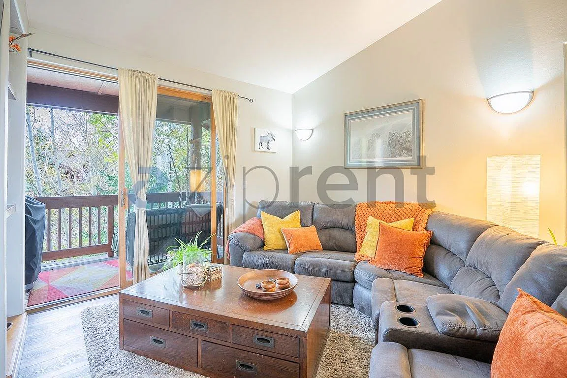 3 bed, 1326 sqft, $3,995 — Photo 2