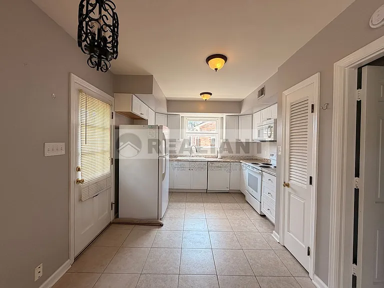 2039 Fontaine Rd — Photo 20