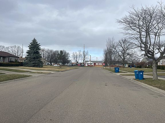 4th image of 216 N Tippecanoe Dr