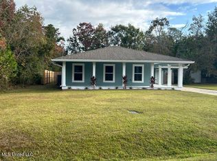 122 Lakeside Dr, Waveland, MS 39576