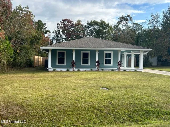 122 Lakeside Dr, Waveland, MS 39576