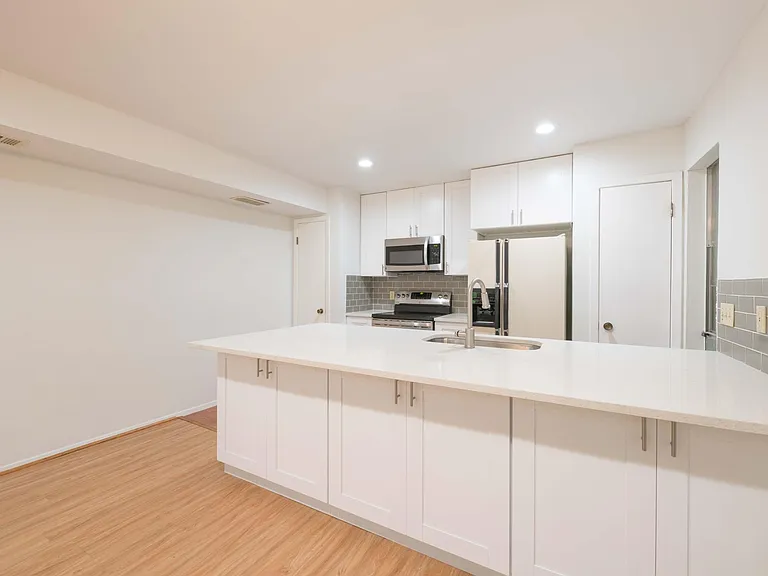 701 The High Rd #A — Photo 9