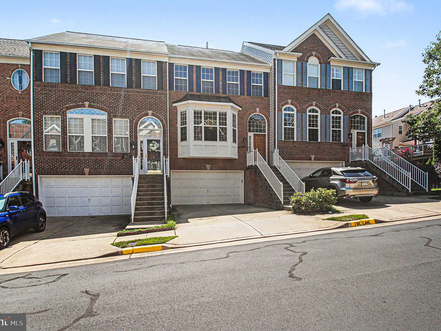 3 bed, 4.0 bath, 2416 sqft, $3,300 — Photo 2