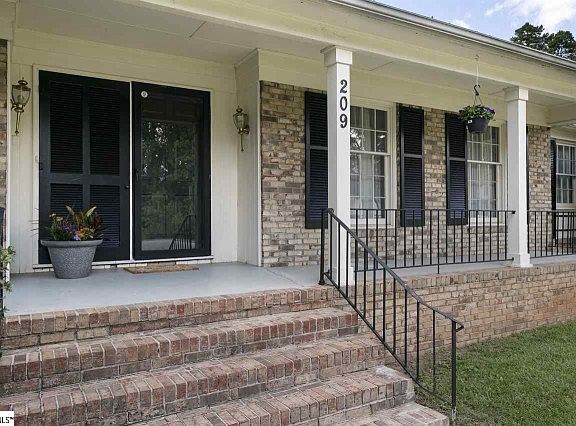 3rd image of 209 Yorkshire Dr