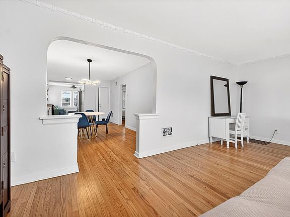 3rd image of 2154 Knox Ave