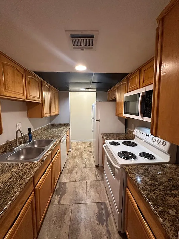 4 bed, 3.0 bath, 1800 sqft, $1,800 — Photo 2