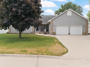 1207 6th St NE, Independence, IA 50644