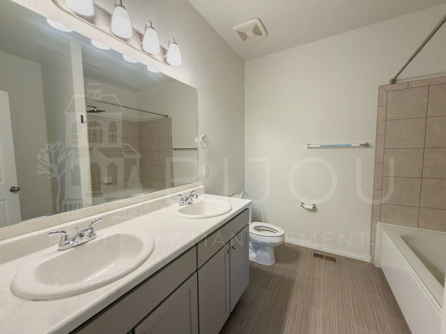 Perfectly Located off Fountain and Academy — Photo 4