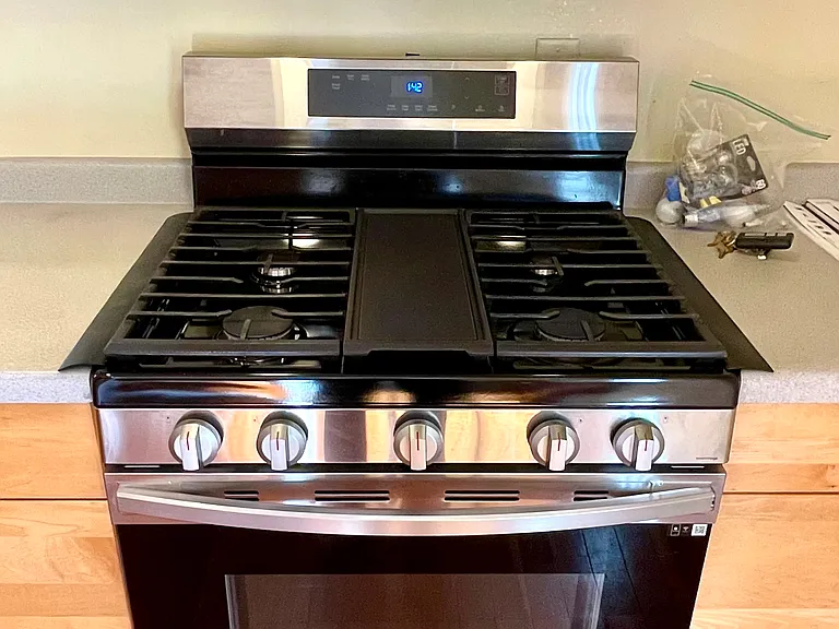 Gas stove with griddle. New