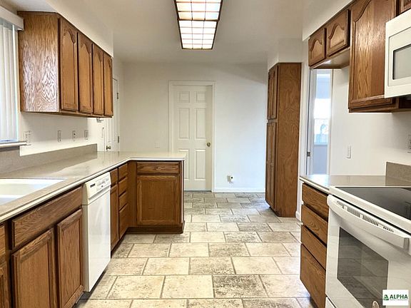 3rd image of 3028 Victoria Dr