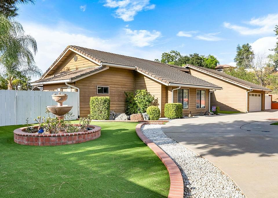 1st image of 2033 Lilac Ln