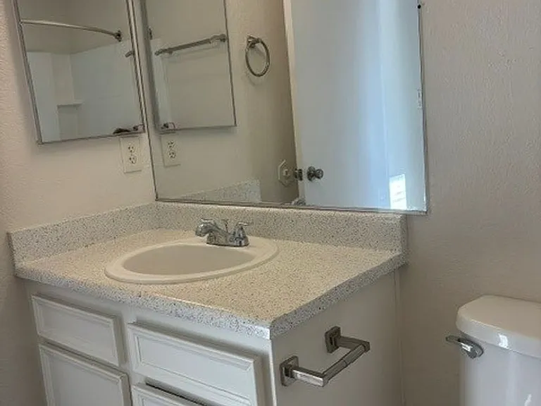 Hemlock Apartments — Photo 23
