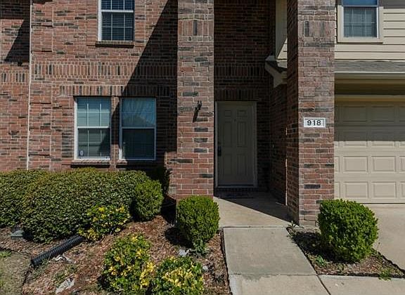 2nd image of 918 Oakcrest Dr
