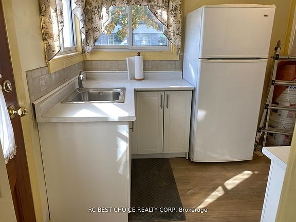 5th image of 1705 Simcoe St N