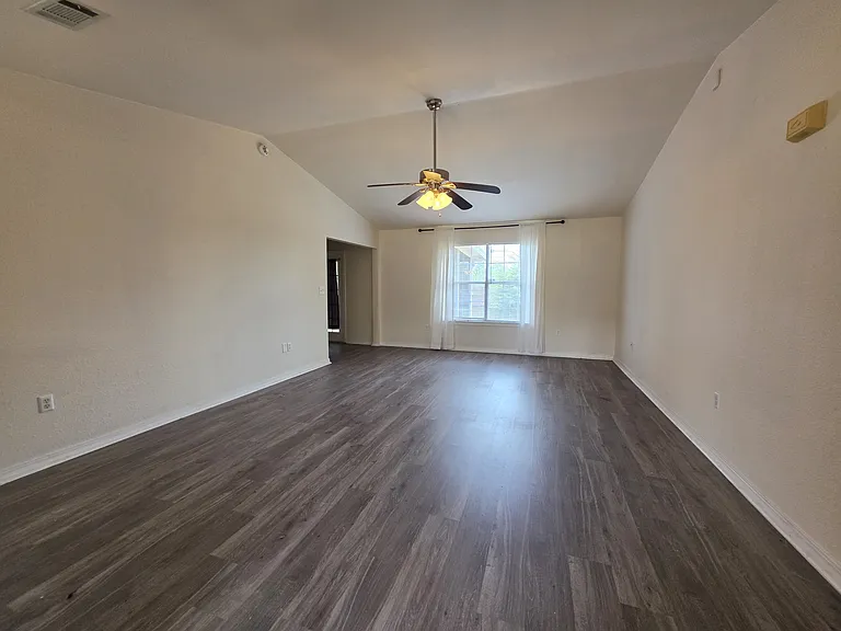 404 Riverchase Blvd — Photo 2
