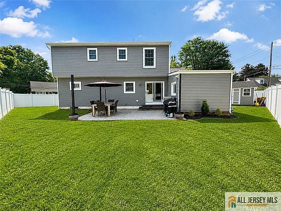 3rd image of 8 Tanglewood Ln