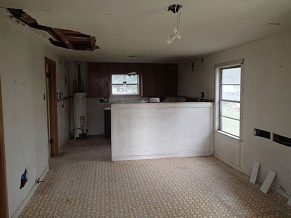 3rd image of 805 1/2 E Calhoun St