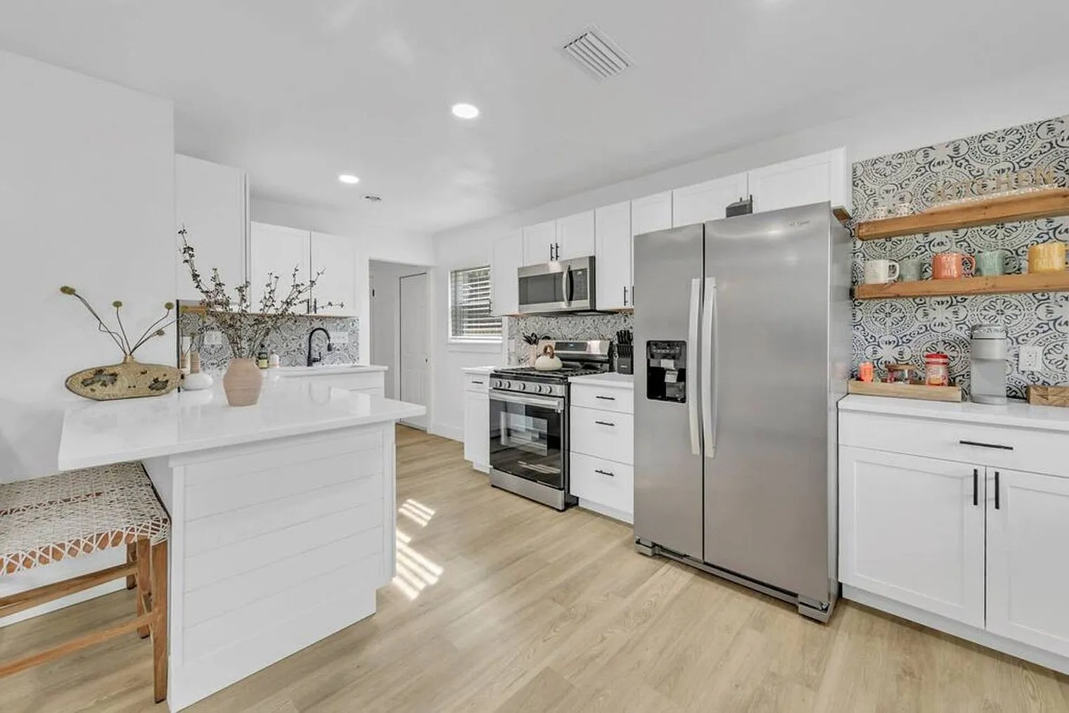 3 bed, 1.0 bath, 11215 sqft, $3,481 — Photo 4